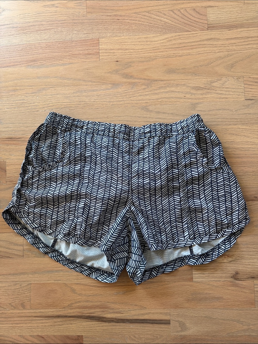 Athleta Women’s Medium Black White Chevron Print Running Shorts Lined Poc